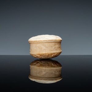 An ivory box and cover with a boy sitting by a water well, 18th C. — 照片 4
