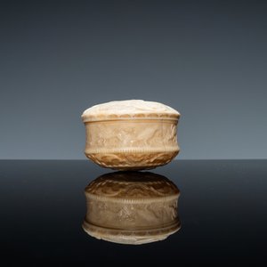 An ivory box and cover with a boy sitting by a water well, 18th C. — 照片 5