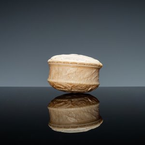 An ivory box and cover with a boy sitting by a water well, 18th C. — 照片 6