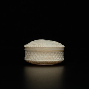 An ivory box and cover with a dog in front of a watermill, ca. 1800 — 照片 5