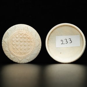 An ivory box and cover with a dog in front of a watermill, ca. 1800 — 照片 9