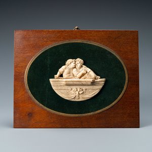 An ivory carving depicting two children, 19th C. — photo 1