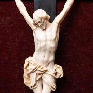 An ivory Corpus Christi set in a Gothic revival architectural frame, Bologna school, Italy, 16/17th C. — 照片 4