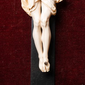 An ivory Corpus Christi set in a Gothic revival architectural frame, Bologna school, Italy, 16/17th C. — 照片 5