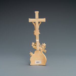 An ivory crucifixion group with Mary Magdalen beneath the cross, 18th C. — photo 2