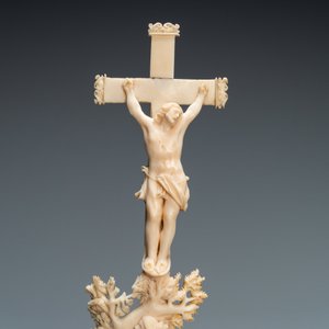 An ivory crucifixion group with Mary Magdalen beneath the cross, 18th C. — photo 3