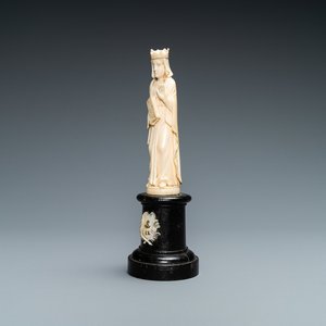 An ivory figure of a female saint holding a book, 19th C. — 照片 1