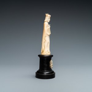 An ivory figure of a female saint holding a book, 19th C. — 照片 5