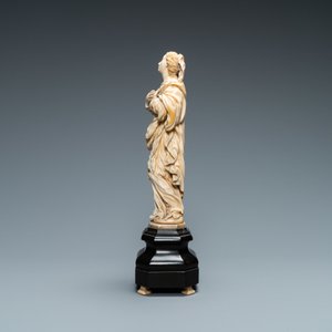 An ivory figure of a Madonna on wooden stand, Flanders or Germany, 17th C. — 照片 3