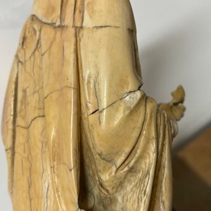 An ivory figure of a Madonna with child, probably France, 15/16th C. — 照片 19