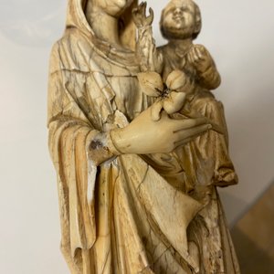 An ivory figure of a Madonna with child, probably France, 15/16th C. — 照片 9