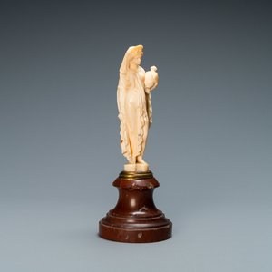 An ivory figure of a woman dressed after the antique holding a vase, probably Dieppe, France, 19th C. — 照片 1