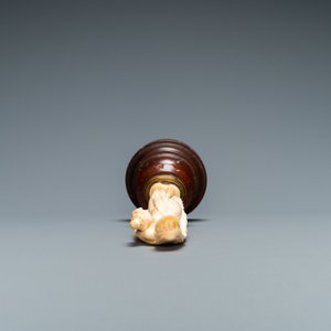 An ivory figure of a woman dressed after the antique holding a vase, probably Dieppe, France, 19th C. — 照片 6