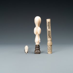 An ivory 'Stanhope' miniature umbrella with microscopical views on Paris, a seal stamp and a bone needle case, 19th C. — photo 3