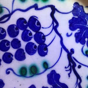An Iznik 'grapevine' dish in blue and green, Turkey, 3rd quarter 16th C. — 照片 12