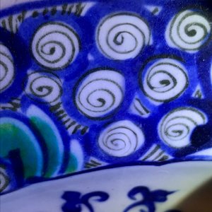An Iznik 'grapevine' dish in blue and green, Turkey, 3rd quarter 16th C. — 照片 14