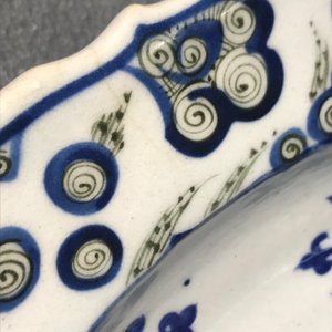 An Iznik 'grapevine' dish in blue and green, Turkey, 3rd quarter 16th C. — 照片 10