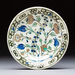 An Iznik pottery dish with floral design, Turkey, ca. 1630 — photo 1