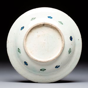 An Iznik pottery dish with floral design, Turkey, ca. 1630 — photo 2