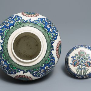 An Iznik-style jar and cover with floral design, Samson, Paris, 19e eeuw — 照片 5