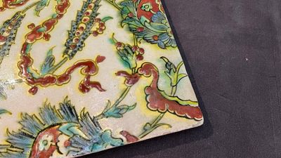 An Iznik tile with floral and cloud-band design, Turkey, 2nd half 16th C. — 照片 3