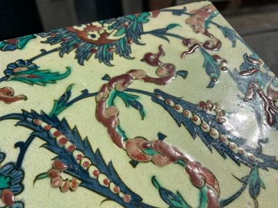 An Iznik tile with floral and cloud-band design, Turkey, 2nd half 16th C. — photo 11
