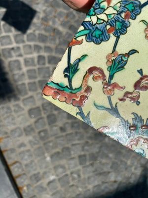 An Iznik tile with floral and cloud-band design, Turkey, 2nd half 16th C. — photo 2