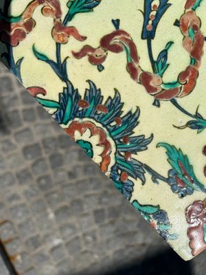 An Iznik tile with floral and cloud-band design, Turkey, 2nd half 16th C. — photo 3