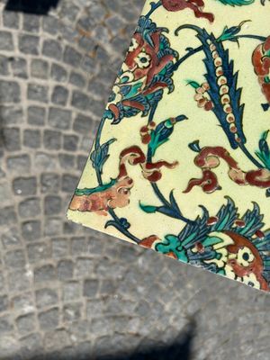 An Iznik tile with floral and cloud-band design, Turkey, 2nd half 16th C. — photo 6