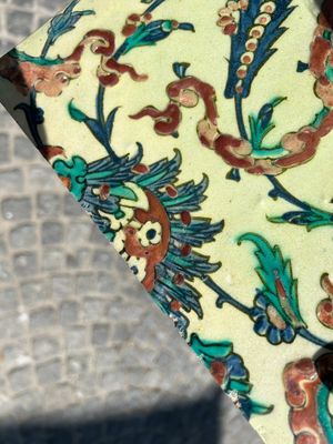 An Iznik tile with floral and cloud-band design, Turkey, 2nd half 16th C. — photo 7