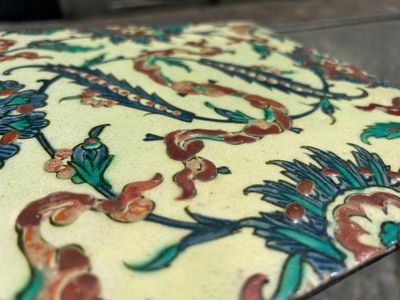 An Iznik tile with floral and cloud-band design, Turkey, 2nd half 16th C. — photo 8