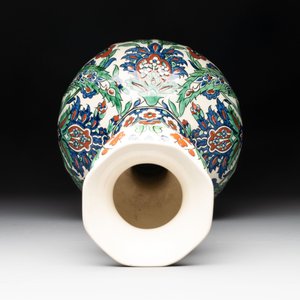 An large Iznik-style garlic head vase, Boch Frères Keramis, 20th C. — photo 5