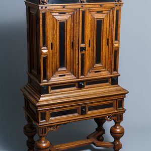 An oak and ebony two-door cabinet, The Low Countries, 17th C. — photo 8