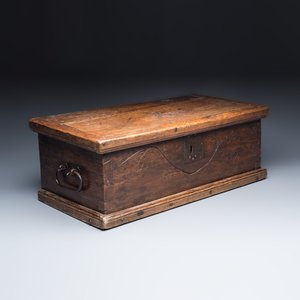 An oak chest with a Christogram — 照片 1