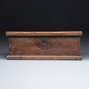 An oak chest with a Christogram — 照片 2