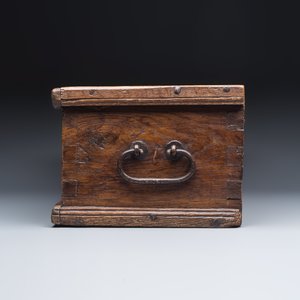 An oak chest with a Christogram — 照片 3
