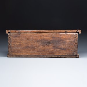 An oak chest with a Christogram — 照片 4