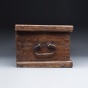 An oak chest with a Christogram — 照片 5