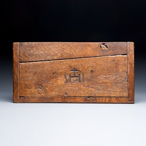 An oak chest with a Christogram — 照片 6