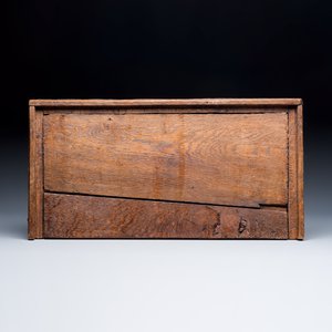 An oak chest with a Christogram — 照片 7