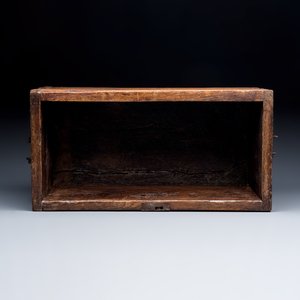 An oak chest with a Christogram — 照片 8