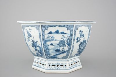 An octagonal blue and white Chinese porcelain flower bowl, Qianlong, 18th C.