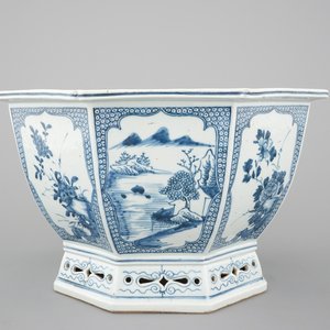 An octagonal blue and white Chinese porcelain flower bowl, Qianlong, 18th C. — photo 1