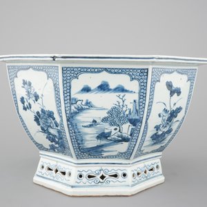 An octagonal blue and white Chinese porcelain flower bowl, Qianlong, 18th C. — photo 2