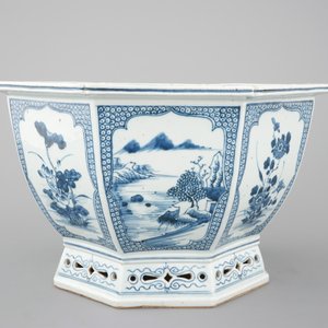 An octagonal blue and white Chinese porcelain flower bowl, Qianlong, 18th C. — photo 3