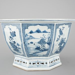 An octagonal blue and white Chinese porcelain flower bowl, Qianlong, 18th C. — photo 4