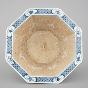 An octagonal blue and white Chinese porcelain flower bowl, Qianlong, 18th C. — photo 5