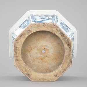 An octagonal blue and white Chinese porcelain flower bowl, Qianlong, 18th C. — photo 6