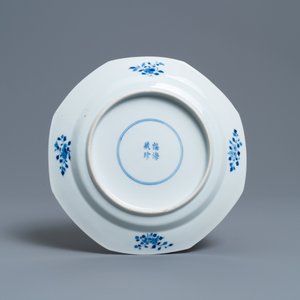 An octagonal Chinese blue and white plate, 'Fu hai cang zhen' mark, 19th C. — photo 2