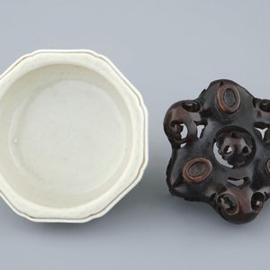 An octagonal Chinese celadon tripod censer on carved wooden base, impressed Qianlong mark, 19th C. — photo 3